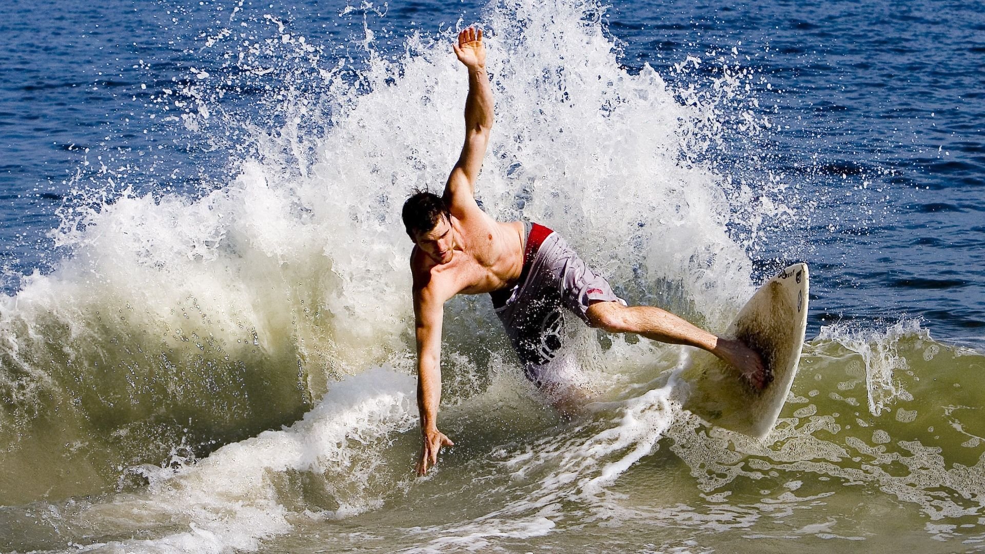 爱游戏官方网站-“德甲复苏势头强劲，传统劲旅逐渐追赶”，德甲经典比赛